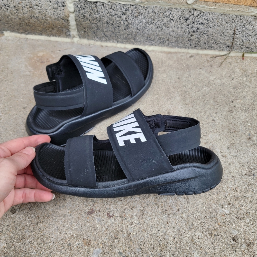 Nike Black White Logo Strap Tanjun Sandals Womens 6 - Picture 2 of 14